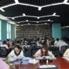 図書館で机に向かい勉強する学生たち