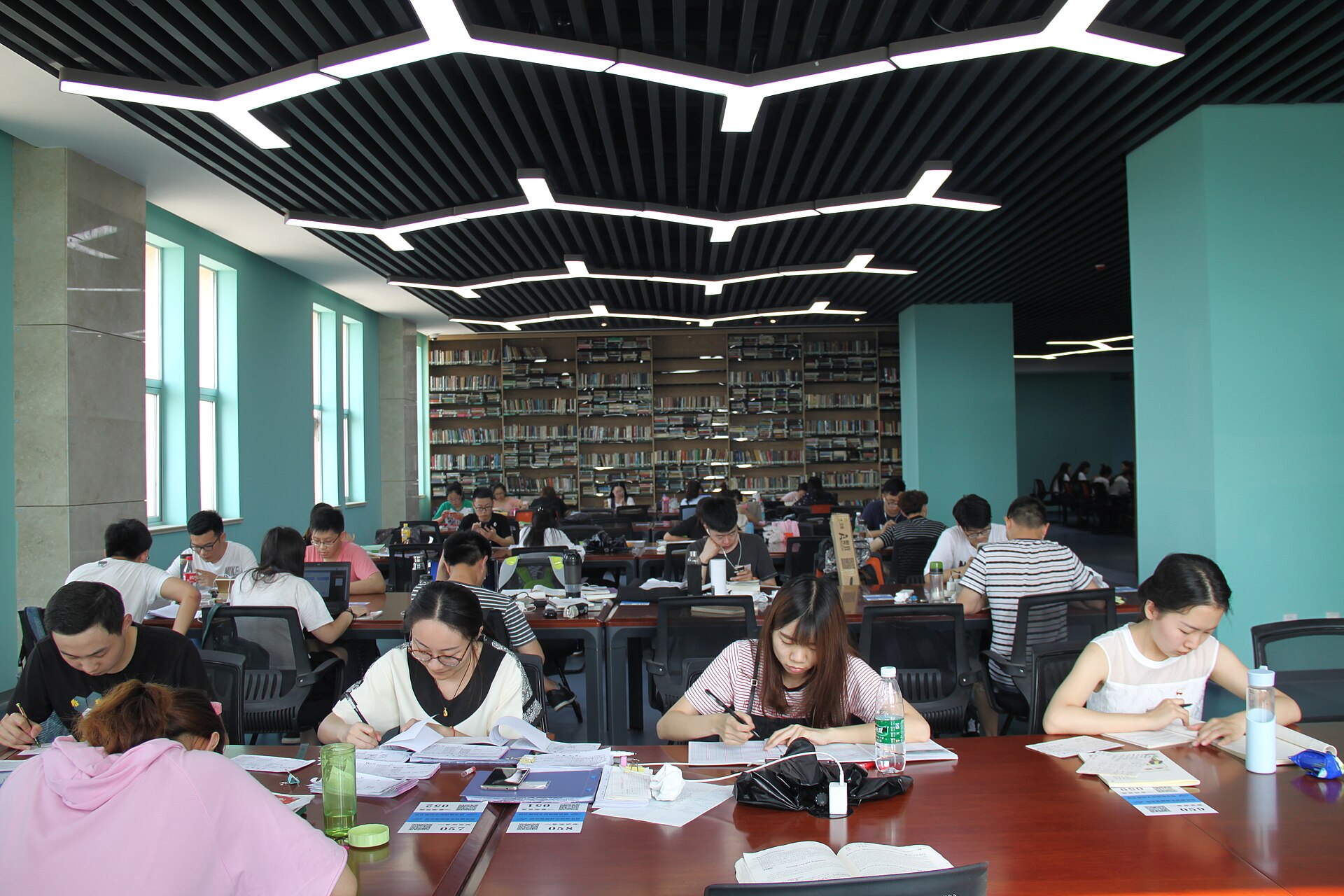 図書館で机に向かい勉強する学生たち